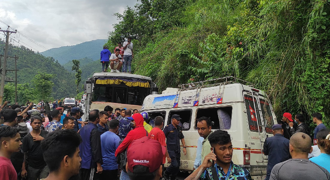 चुम्लिङटारमा बस र माइक्रो ठोक्किँदा १६ जना घाइते